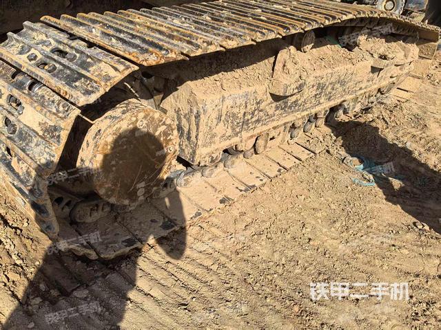 單側(cè)履帶整體(整機(jī)外觀) 單側(cè)履帶整體(整機(jī)外觀)