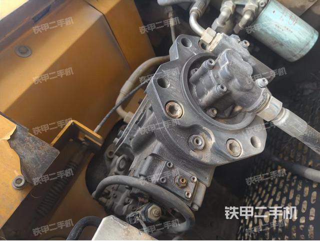 液压泵舱室正面整体（整机外观）