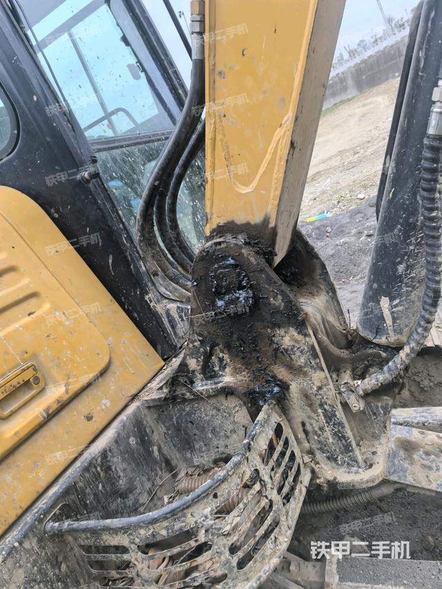 大臂根部?斜（工作和回轉(zhuǎn)裝置）