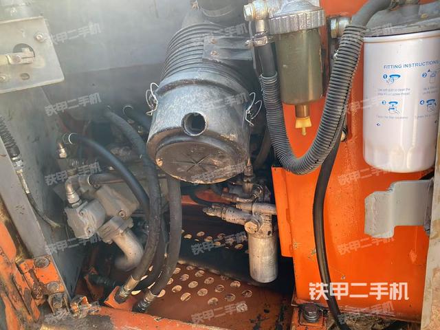 液壓泵艙室正面整體（整機外觀）