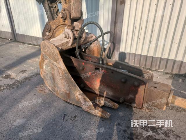 鏟斗右后整體(工作和回轉(zhuǎn)裝置) 鏟斗右后整體(工作和回轉(zhuǎn)裝置)