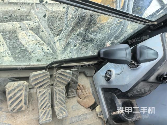 行走控制手柄和踏板?俯拍（駕駛室部分）