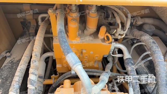 回轉(zhuǎn)馬達(dá)和主控閥(整機(jī)外觀) 回轉(zhuǎn)馬達(dá)和主控閥(整機(jī)外觀)