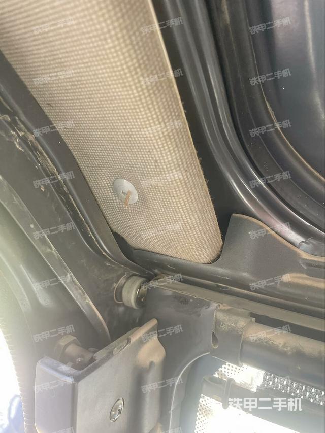 左后方玻璃角標(biāo)（駕駛室部分）