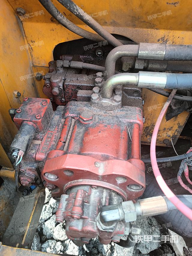 液壓泵艙室正面整體(整機外觀) 液壓泵艙室正面整體(整機外觀)