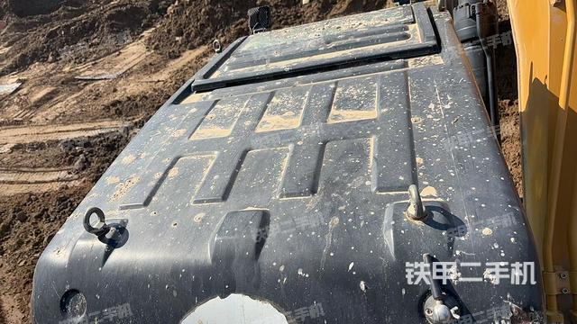 駕駛室頂部(整機(jī)外觀) 駕駛室頂部(整機(jī)外觀)