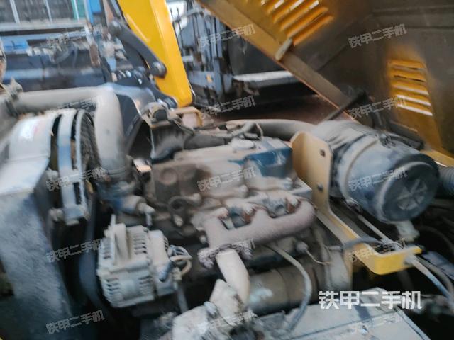 發(fā)動機右側(cè)全景（壓路機發(fā)動機艙）