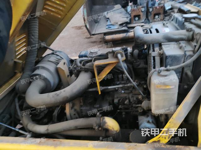 發(fā)動機艙液壓泵全景（壓路機發(fā)動機艙）