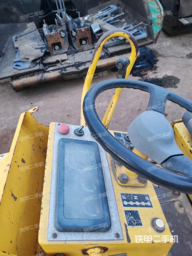 駕駛室內(nèi)座椅、儀表操作手柄全景（壓路機駕駛室）