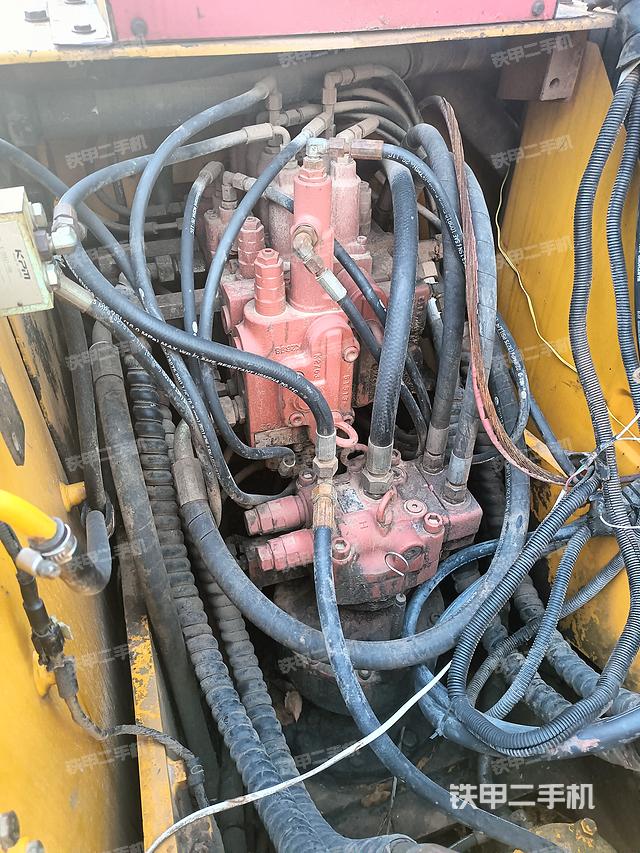 單側(cè)履帶整體(整機外觀) 單側(cè)履帶整體(整機外觀)