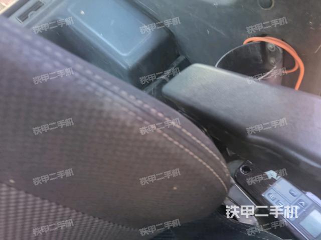 座椅右側(cè)控制臺/鑰匙門/油門/含右手柄(駕駛室部分) 座椅右側(cè)控制臺/鑰匙門/油門/含右手柄(駕駛室部分)