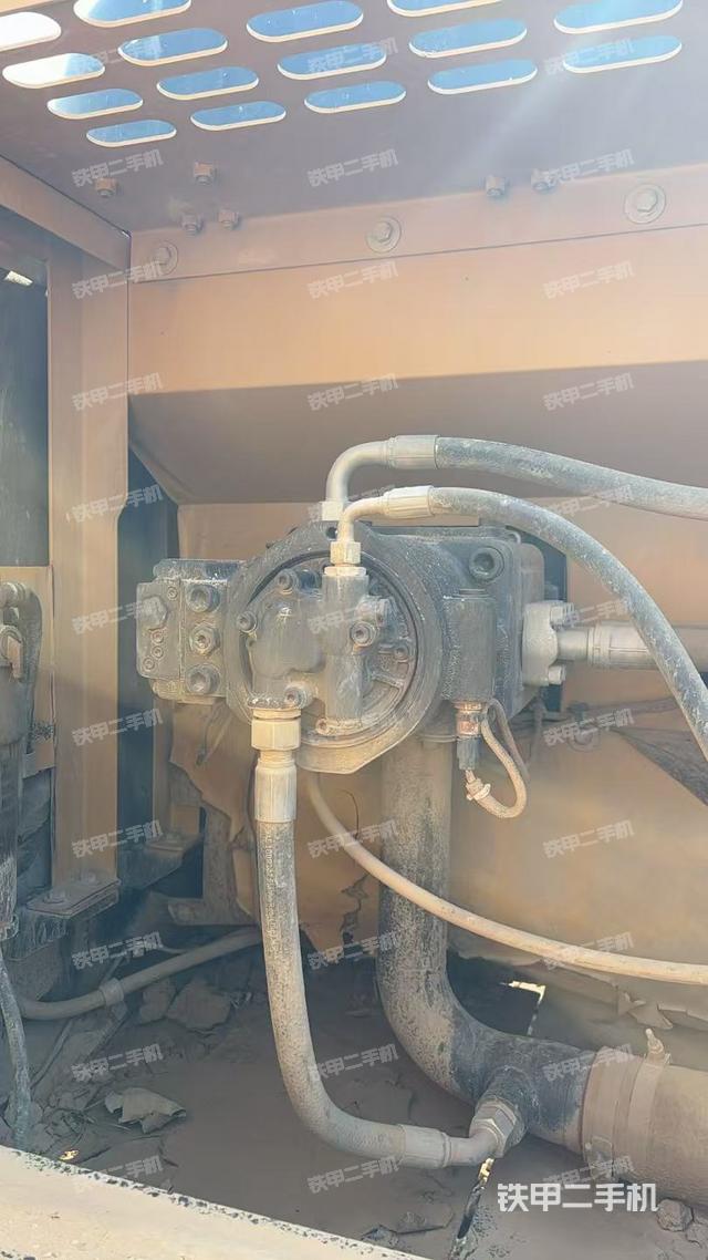 液壓泵艙室正面整體(整機(jī)外觀) 液壓泵艙室正面整體(整機(jī)外觀)