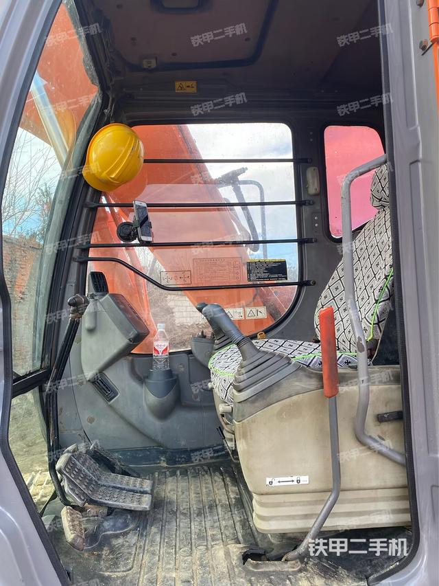 駕駛室整體(整機(jī)外觀) 駕駛室整體(整機(jī)外觀)