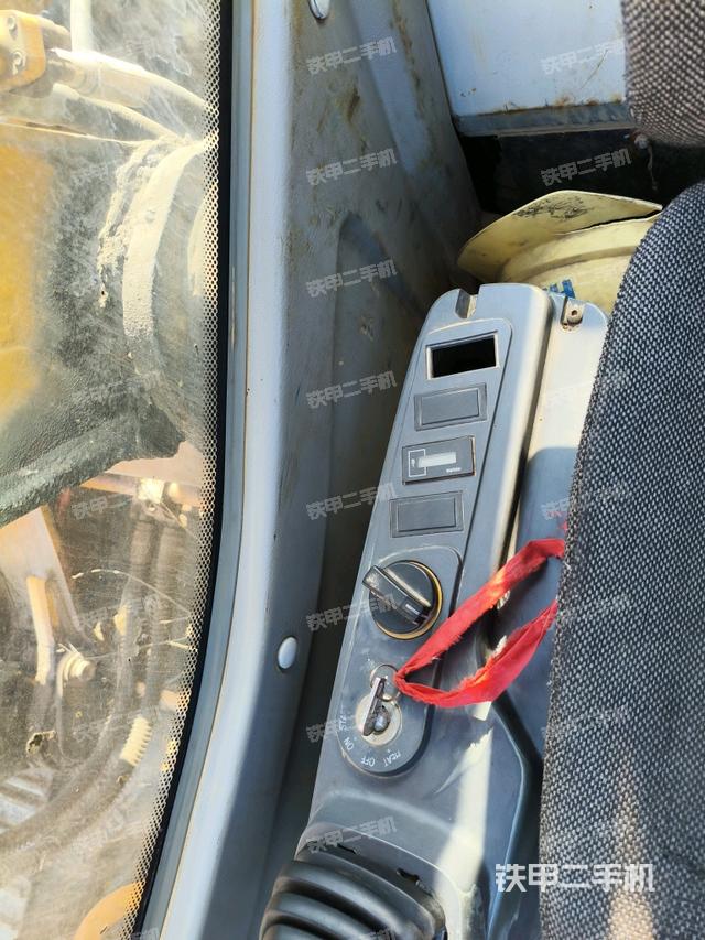 座椅右側(cè)控制臺/鑰匙門/油門/含右手柄（駕駛室部分）