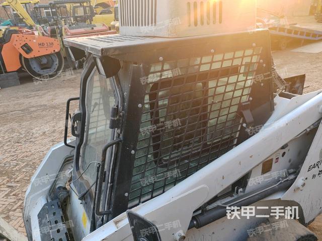 駕駛室正側(cè)(駕駛室/操作室) 駕駛室正側(cè)(駕駛室/操作室)