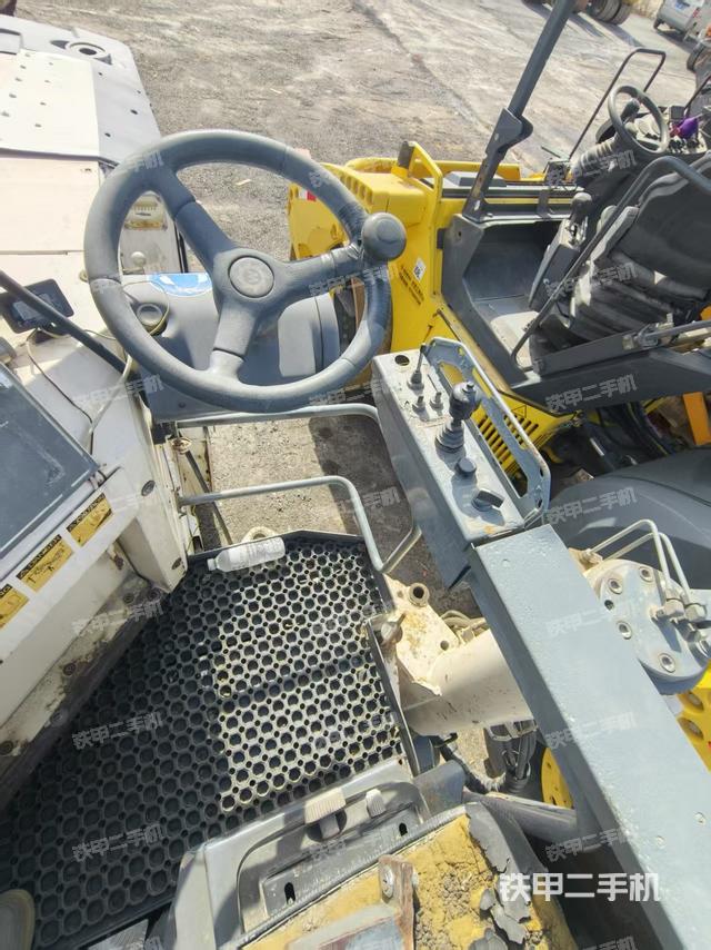 駕駛室操作臺（設(shè)備外觀及核心部件）