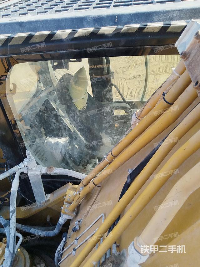 驾驶室顶部（整机外观）