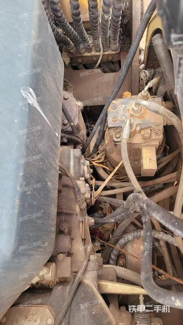 液压泵舱室正面整体（整机外观）