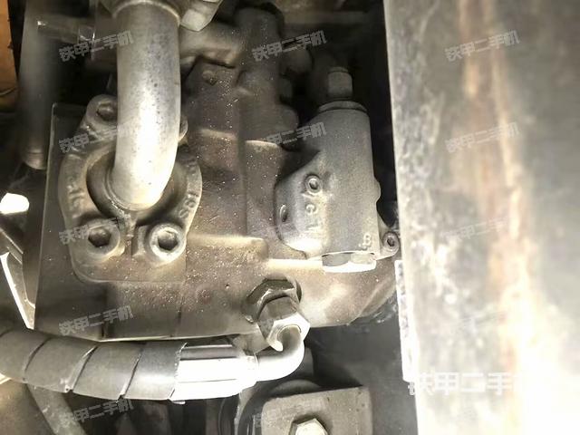 液壓泵艙室正面整體（整機外觀）