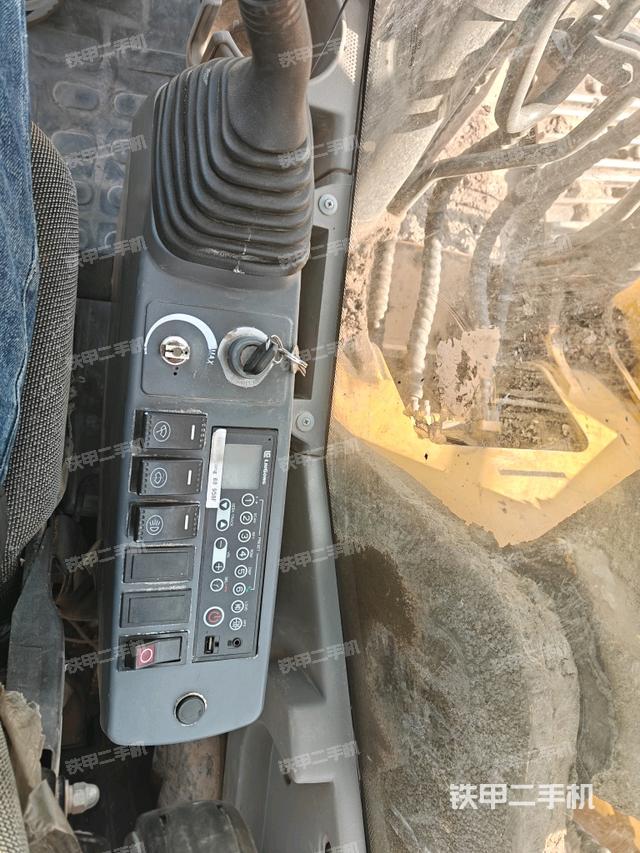 座椅右側(cè)控制臺(tái)/鑰匙門/油門/含右手柄（駕駛室部分）