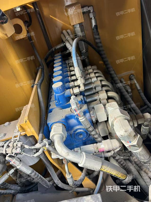 回转马达和主控阀（整机外观）