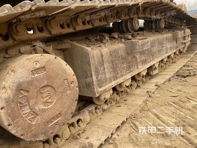 單側(cè)履帶整體(整機(jī)外觀) 單側(cè)履帶整體(整機(jī)外觀)