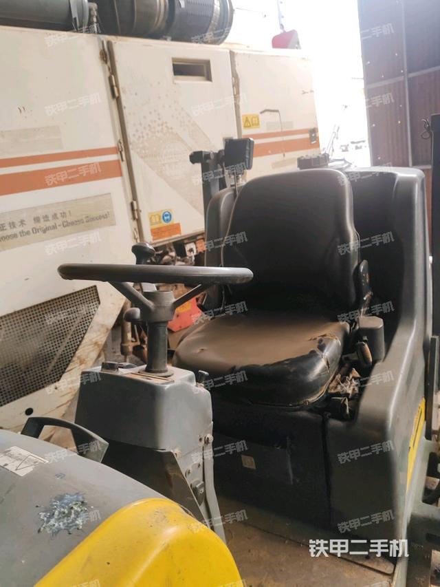 左側(cè)正面照（壓路機(jī)駕駛室）