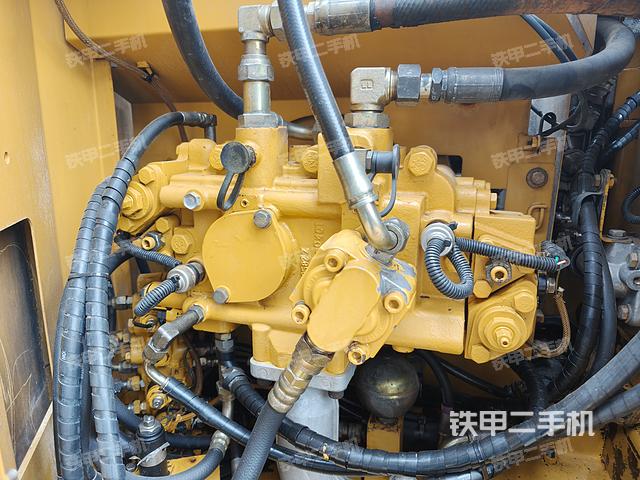 液压泵舱室正面整体（整机外观）