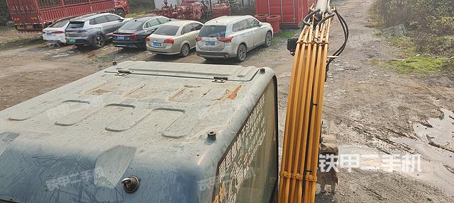 駕駛室頂部(整機(jī)外觀) 駕駛室頂部(整機(jī)外觀)