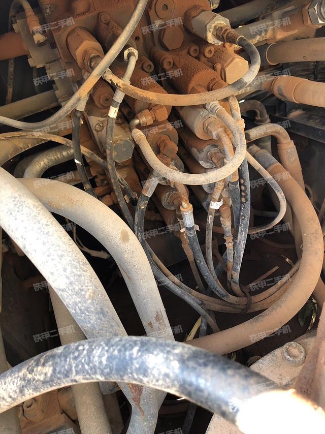 回转马达和主控阀（整机外观）