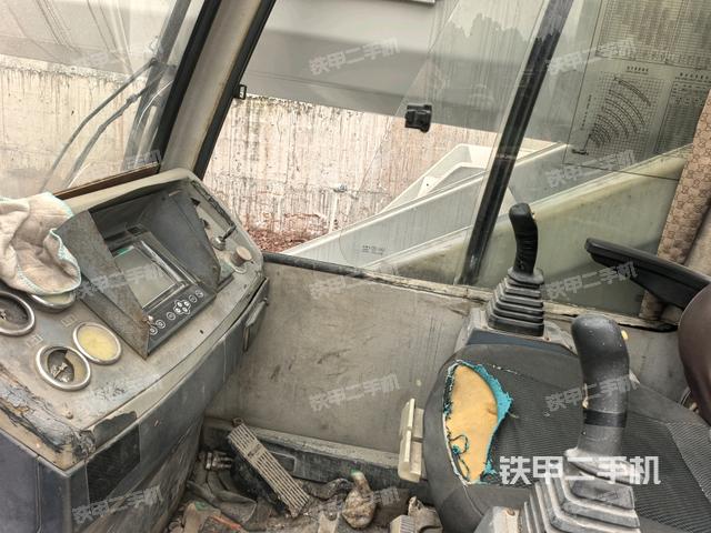 操作室內(nèi)部（起重機(jī)駕駛室正側(cè)及內(nèi)部，操作室及內(nèi)部）