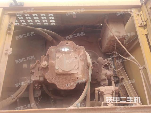 駕駛室頂部(整機(jī)外觀) 駕駛室頂部(整機(jī)外觀)