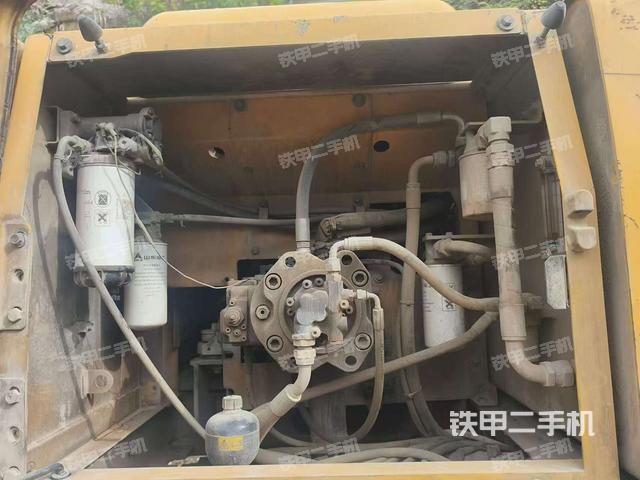 液压泵舱室正面整体（整机外观）