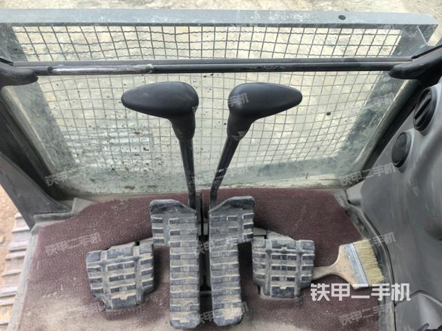 行走控制手柄和踏板 俯拍(驾驶室部分) 行走控制手柄和踏板 俯拍(驾驶室部分)