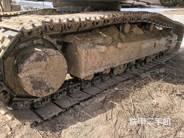 單側(cè)履帶整體(整機(jī)外觀) 單側(cè)履帶整體(整機(jī)外觀)