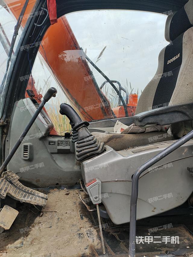 驾驶室整体（整机外观）