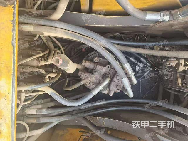 回转马达和主控阀（整机外观）