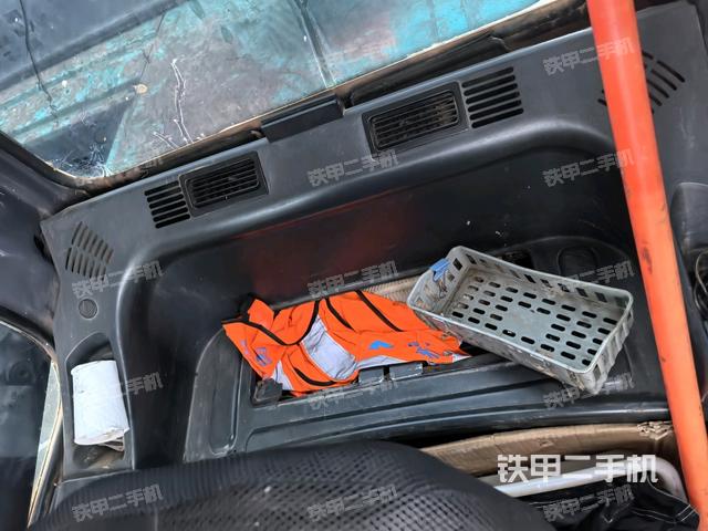 左后方玻璃角標(biāo)（駕駛室部分）