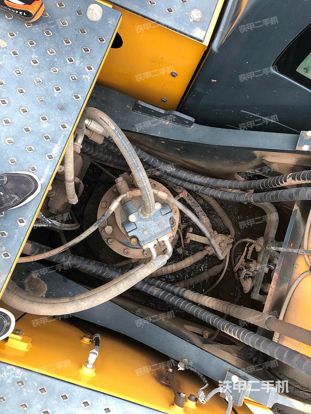 回转马达和主控阀（整机外观）