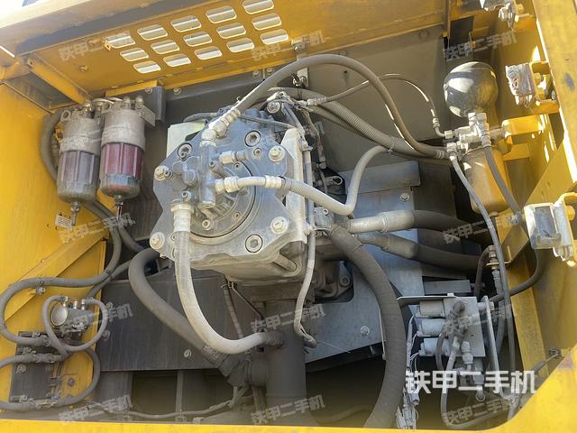 液壓泵艙室正面整體(整機外觀) 液壓泵艙室正面整體(整機外觀)
