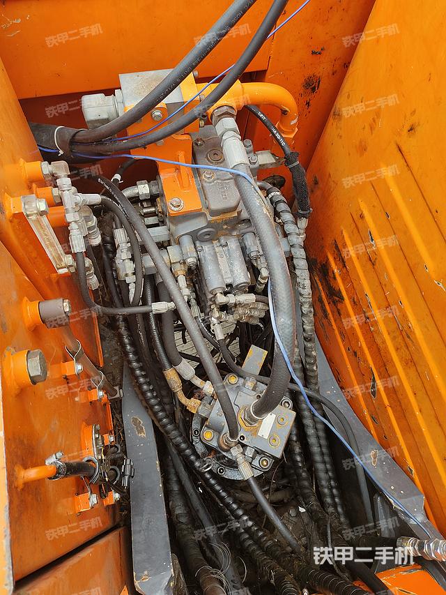 回转马达和主控阀（整机外观）