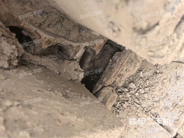 右驅(qū)動輪（行走機構(gòu)）