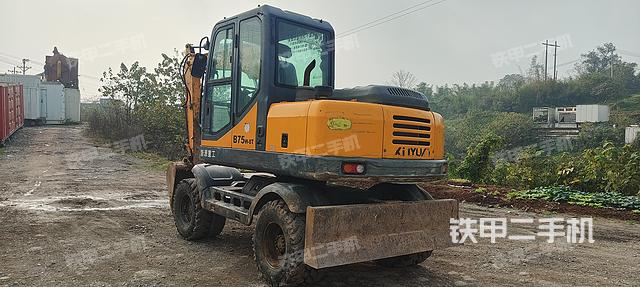 單側(cè)履帶整體(整機(jī)外觀) 單側(cè)履帶整體(整機(jī)外觀)