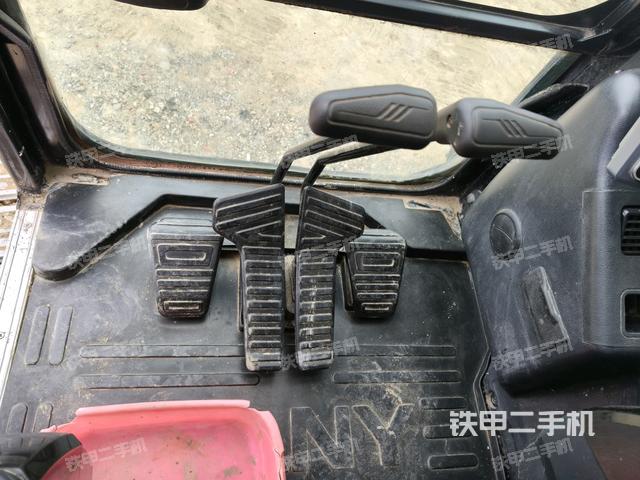 行走控制手柄和踏板?俯拍(駕駛室部分) 行走控制手柄和踏板?俯拍(駕駛室部分)
