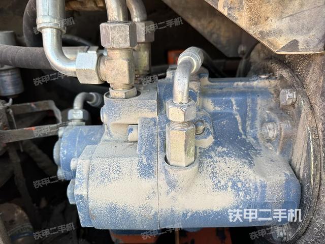 液壓泵艙室正面整體（整機外觀）