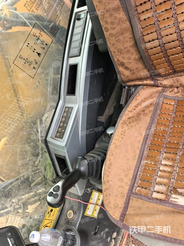 行走控制手柄和踏板?俯拍（駕駛室部分）