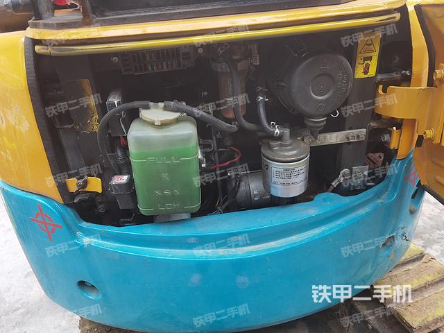 液压泵舱室正面整体（整机外观）