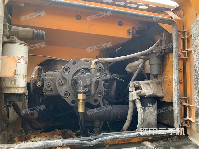 液壓泵艙室正面整體（整機外觀）