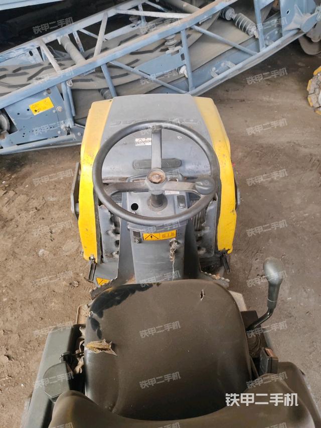 操作臺(tái)全景（壓路機(jī)駕駛室）