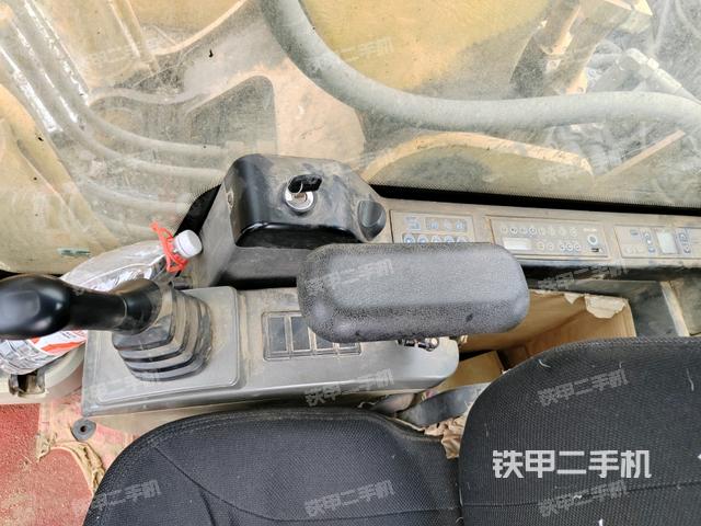 座椅右側(cè)控制臺/鑰匙門/油門/含右手柄(駕駛室部分) 座椅右側(cè)控制臺/鑰匙門/油門/含右手柄(駕駛室部分)